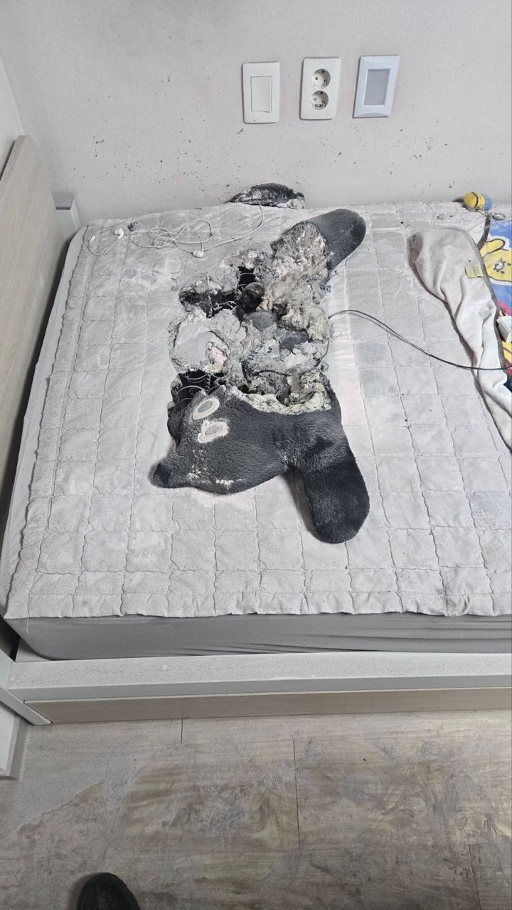 [군산=뉴시스] 9일 오후 1시45분께 전북 군산시 미룡동 군산대학교 기숙사에서 학생이 충전을 위해 침대에 올려놓은 보조배터리에서 불이 나 침대가 불에 타 녹아있다. (사진=전북도소방본부 제공) 2025.05.09. photo@newsis.com *재판매 및 DB 금지