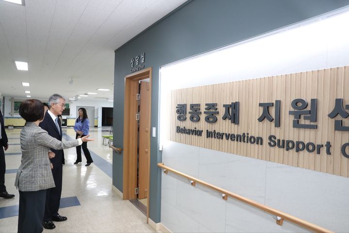 [창원=뉴시스]박종훈 경상남도교육감이 9일 행동중재지원센터가 설치된 경상남도교육청 특수교육원을 직접 방문해 내 행동중재 지원 현황을 점검하고 있다.(사진=경남교육청 제공) 2025.05.09.photo@newsis.com *재판매 및 DB 금지