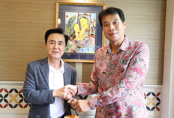 [홍성=뉴시스] 김태흠 충남지사가 9일 홍진욱 주싱가포르 대한민국 대사를 현지에서 만나 반갑게 인사를 나누고 있다. *재판매 및 DB 금지