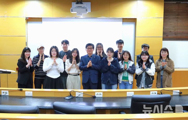 [안양=뉴시스] '문화예술 기자단 모니터링단' 발대식 참석자들이 기념 촬영을 하고 있다. (사진=안양대 제공). 2025.05.09. photo@newsis.com