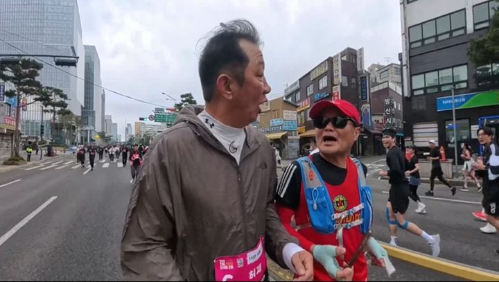 [서울=뉴시스] 허재(왼쪽), 이봉주. (사진=MBN '뛰어야 산다' 제공) 2025.05.09. photo@newsis.com *재판매 및 DB 금지