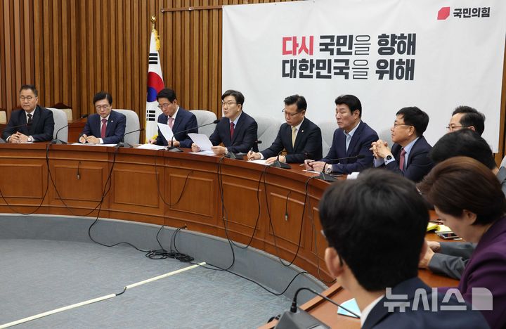 [서울=뉴시스] 조성봉 기자 = 권성동 국민의힘 원내대표가 9일 오전 서울 여의도 국회에서 열린 원내대책회의에서 발언을 하고 있다. 2025.05.09. suncho21@newsis.com