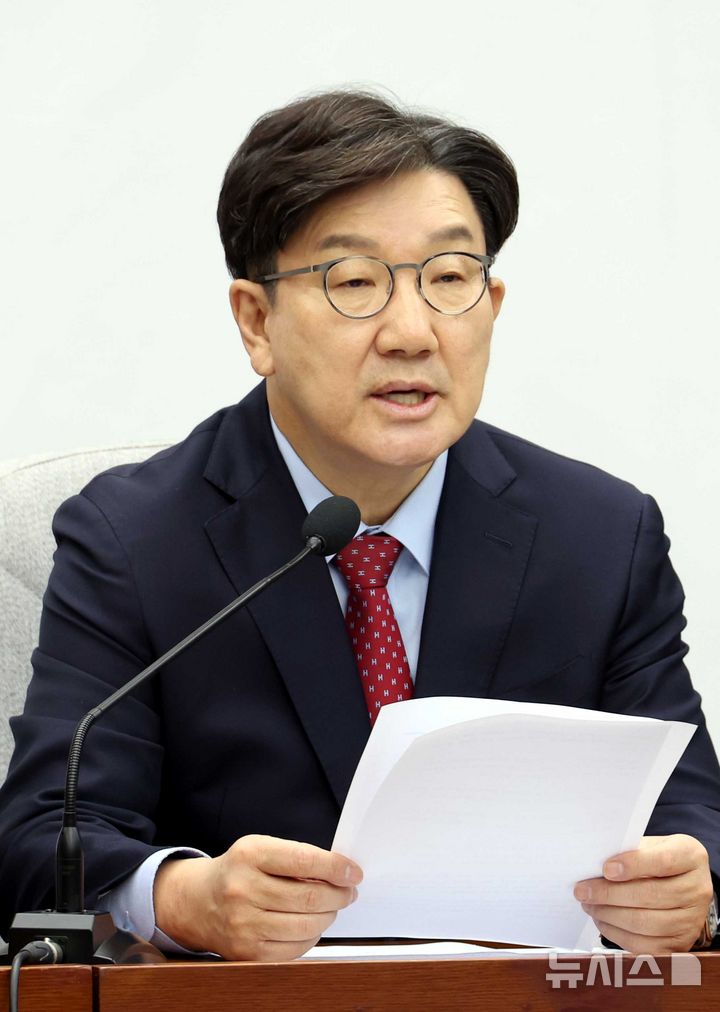 [서울=뉴시스] 조성봉 기자 = 권성동 국민의힘 원내대표가 9일 오전 서울 여의도 국회에서 열린 원내대책회의에서 발언을 하고 있다. 2025.05.09. suncho21@newsis.com