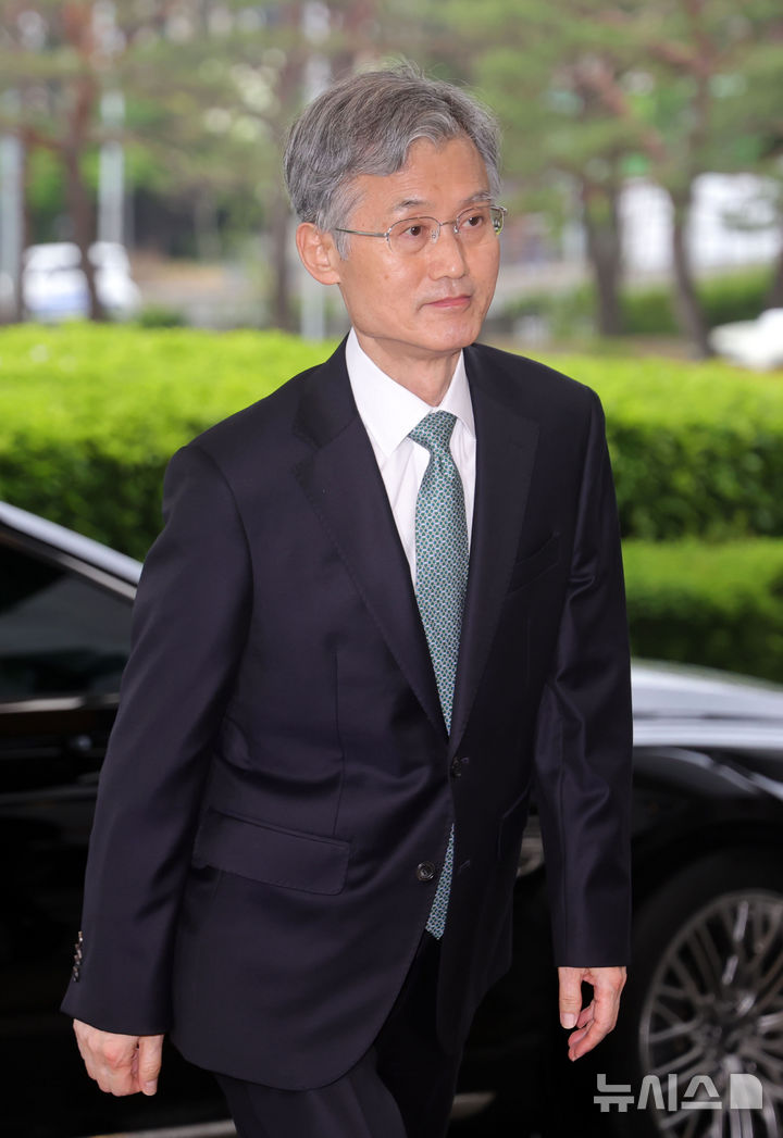 [서울=뉴시스] 홍효식 기자 = 더불어민주당이 이재명 대선 후보의 파기환송 판결 관련 조희대 대법원장에게 자진 사퇴를 공식 요구한 가운데 조 대법원장이 9일 오전 서울 서초구 대법원으로 출근하고 있다. 2025.05.09. yesphoto@newsis.com