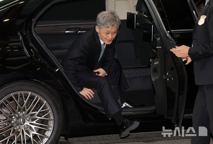 [서울=뉴시스] 홍효식 기자 = 더불어민주당이 이재명 대선 후보의 파기환송 판결 관련 조희대 대법원장에게 자진 사퇴를 공식 요구한 가운데 조 대법원장이 9일 오전 서울 서초구 대법원으로 출근하고 있다. 2025.05.09. yesphoto@newsis.com