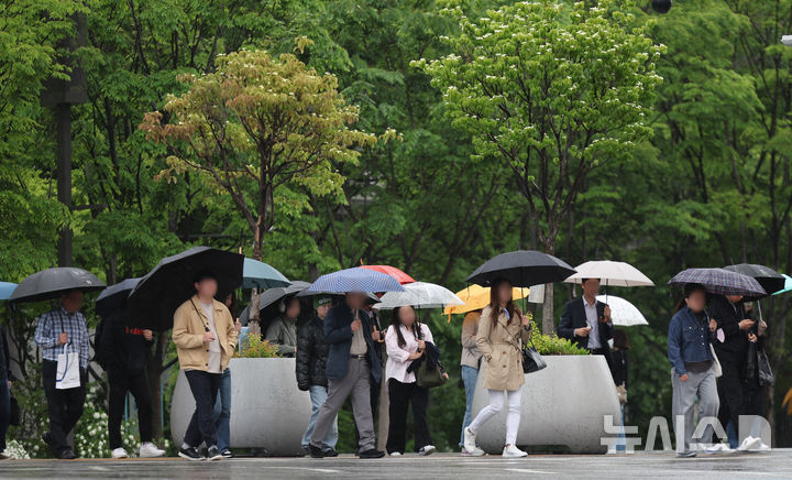 [서울=뉴시스] 황준선 기자 = 비가 내린 9일 오전 서울 중구 세종대로 사거리에서 우산을 쓴 시민들이 발걸음을 재촉하고 있다. 2025.05.09. hwang@newsis.com