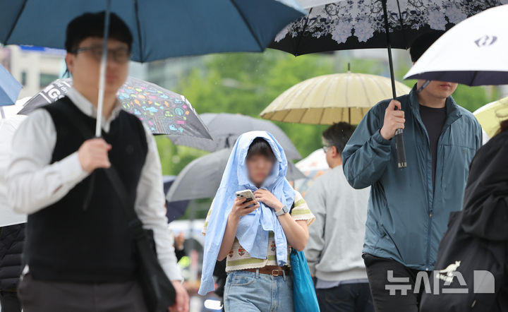 [서울=뉴시스] 황준선 기자 = 비가 내린 9일 오전 서울 중구 세종대로 사거리에서 우산을 쓴 시민들이 발걸음을 재촉하고 있다. 2025.05.09. hwang@newsis.com