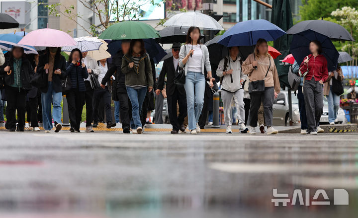 [서울=뉴시스] 황준선 기자 = 비가 내린 9일 오전 서울 중구 세종대로 사거리에서 우산을 쓴 시민들이 발걸음을 재촉하고 있다. 2025.05.09. hwang@newsis.com