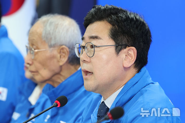 [서울=뉴시스] 권창회 기자 = 박찬대 더불어민주당 총괄선거대책위원장이 9일 오전 서울 여의도 더불어민주당 중앙당사에서 열린 중앙선거대책위원회의에서 발언하고 있다. 2025.05.09. kch0523@newsis.com