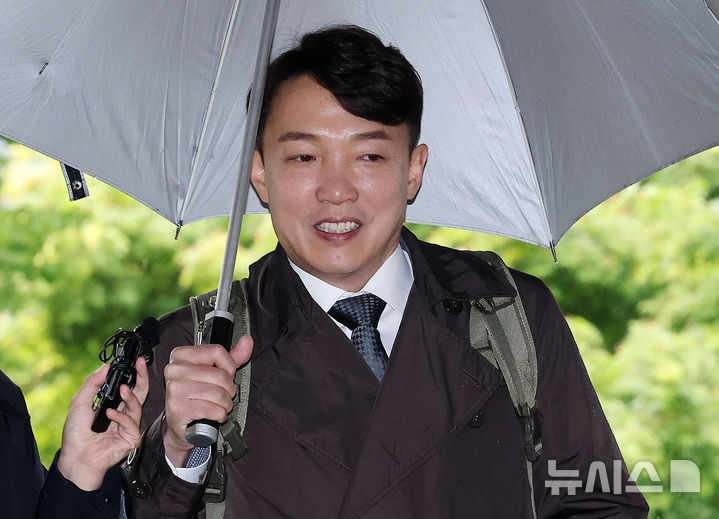 [서울=뉴시스] 홍효식 기자 = 수사 대상이 아닌 일반인 전과 기록을 무단으로 조회했다는 혐의로 재판에 넘겨진 이정섭 대전고검 검사가 1심 첫 재판에서 고위공직자범죄수사처(공수처)가 검찰 기소 후 같은 혐의에 대해 다시 기소했다며 공소가 기각돼야 한다고 주장했다. 사진은 이정섭 대전고등검찰청 검사가 지난 5월 서울 서초구 서울중앙지방법원에서 열린 '리조트 접대·위장전입' 혐의 1차 공판에 출석하고 있는 모습. (공동취재) 2025.05.09. photo@newsis.com