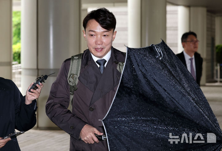 [서울=뉴시스] 홍효식 기자 = 전직 대기업 임원으로부터 리조트 접대를 받고 자녀 교육을 위해 위장전입한 혐의를 받는 이정섭 검사가 지난해 5월 9일 서울 서초구 서울중앙지법에서 열린 1차 공판에 출석하고 있다. (공동취재) 2026.10.02. photo@newsis.com