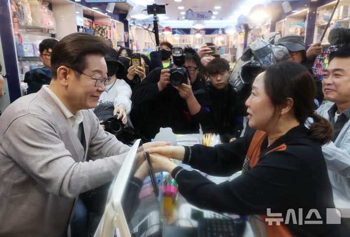 [경주=뉴시스] 조성우 기자 = 민심을 청취하는 '경청 투어'에 나선 이재명 더불어민주당 대선후보가 9일 경북 경주시 용강동 아파트단지 인근의 한 문구점을 찾아 상인과 인사하고 있다. 2025.05.09. xconfind@newsis.com