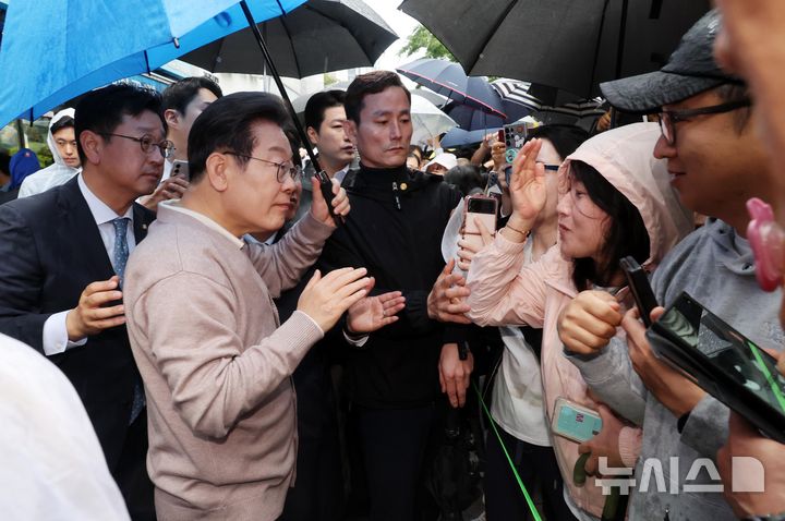 [경주=뉴시스] 조성우 기자 = 민심을 청취하는 '경청 투어'에 나선 이재명 더불어민주당 대선후보가 9일 경북 경주시 용강동 아파트단지 인근에서 시민들의 발언을 듣고 있다. 2025.05.09. xconfind@newsis.com