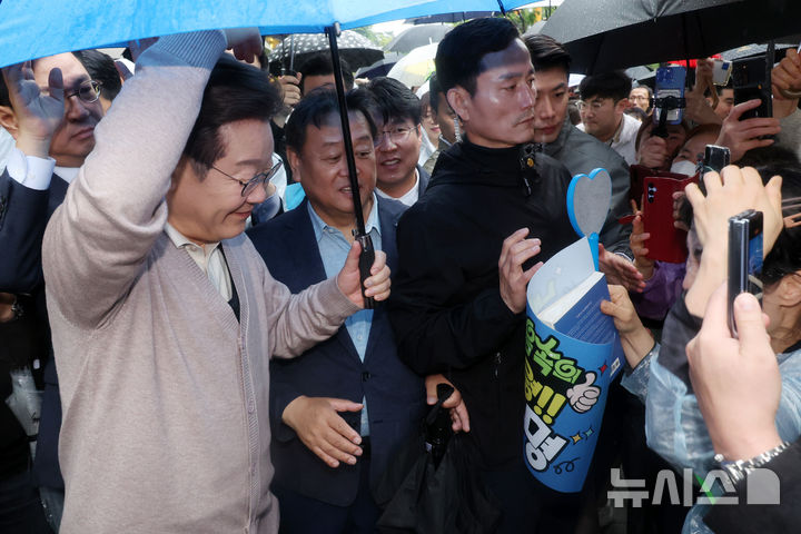 [경주=뉴시스] 조성우 기자 = 민심을 청취하는 '경청 투어'에 나선 이재명 더불어민주당 대선후보가 9일 경북 경주시 용강동 아파트단지 인근에서 주민들과 인사를 나누며 하트를 그려 보이고 있다. 2025.05.09. xconfind@newsis.com