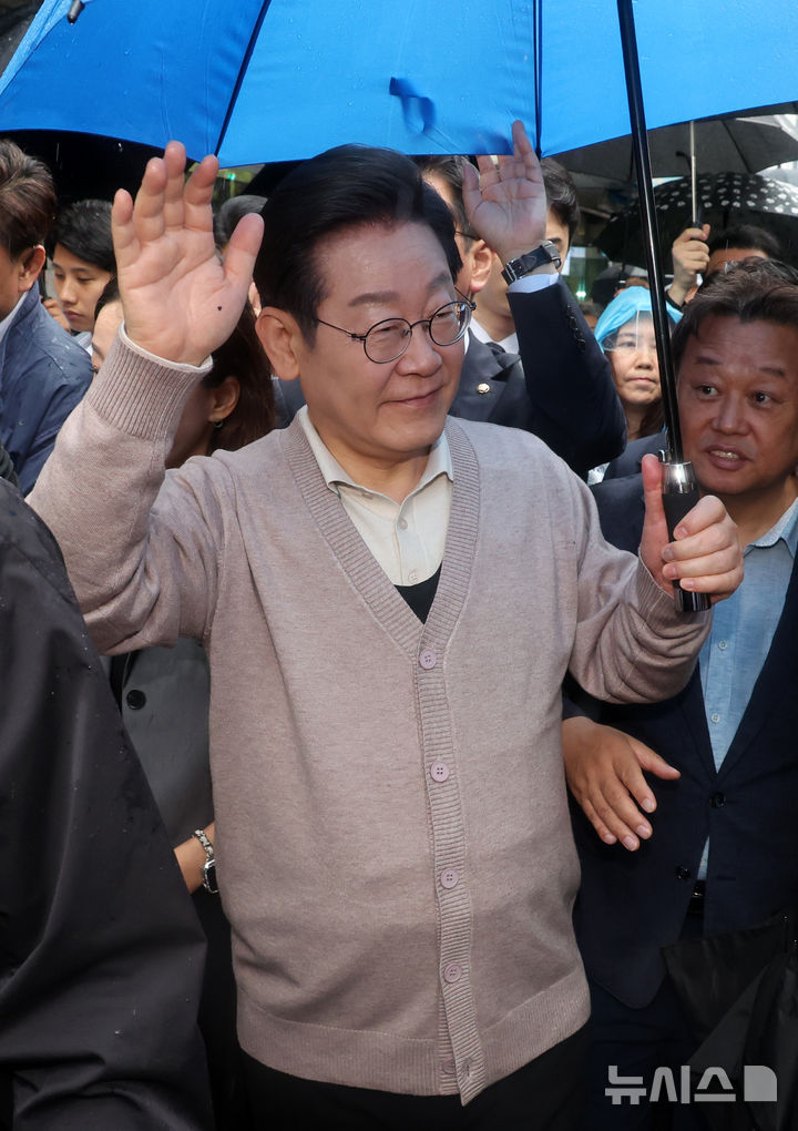 [경주=뉴시스] 조성우 기자 = 민심을 청취하는 '경청 투어'에 나선 이재명 더불어민주당 대선후보가 9일 경북 경주시 용강동 아파트단지 인근에서 우산을 직접 쓰고 주민들에게 인사하고 있다. 2025.05.09. xconfind@newsis.com