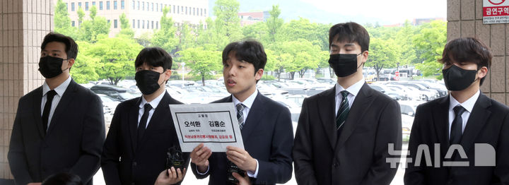 [과천=뉴시스] 김금보 기자 = 이선우 대한 의과대학·의학전문대학원 학생협회 비상대책위원장이 9일 경기 과천시 정부과천청사 민원실 앞에서 교육부 오석환 차관과 김홍순 의대교육지원관을 직권남용권리행사방해죄, 강요죄 등으로 고위공직자범죄수사처에 고발하기에 앞서 기자회견을 하고 있다. 2025.05.09. kgb@newsis.com