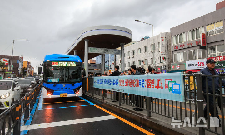 [제주=뉴시스] 우장호 기자 = 국내 최초로 '섬식정류장'을 도입한 제주에서 9일 오전 '제주형 간선급행버스체계(BRT) 고급화 사업'의 서광로 구간이 첫 개통했다.섬식정류장 체제로 운영되는 구간은 광양사거리에서 신제주입구 교차로까지 이어지는 서광로 3.1㎞ 구간이다. 사진은 이날 오전 제주버스터미널 인근 섬식정류장의 모습. 2025.05.09. woo1223@newsis.com