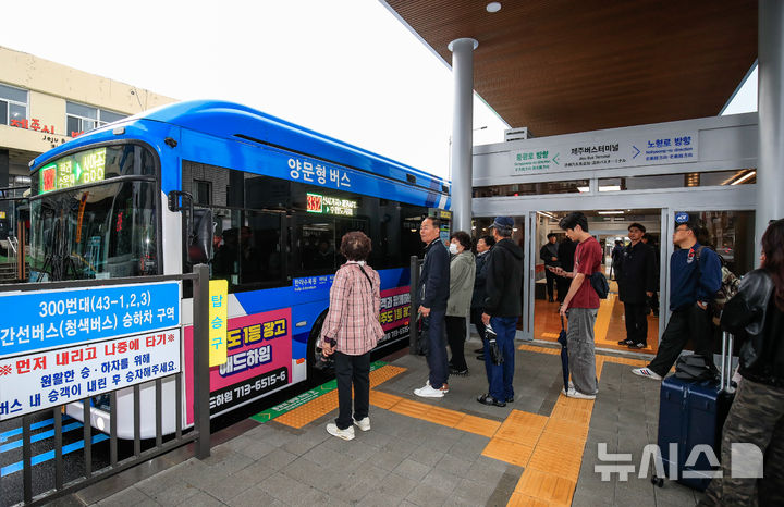 [제주=뉴시스] 우장호 기자 = 국내 최초로 '섬식정류장'을 도입한 제주에서 9일 오전 '제주형 간선급행버스체계(BRT) 고급화 사업'의 서광로 구간이 첫 개통했다. 섬식정류장 체제로 운영되는 구간은 광양사거리에서 신제주입구 교차로까지 이어지는 서광로 3.1㎞ 구간이다. 사진은 이날 오전 제주버스터미널 인근 섬식정류장의 모습. 2025.05.09. woo1223@newsis.com