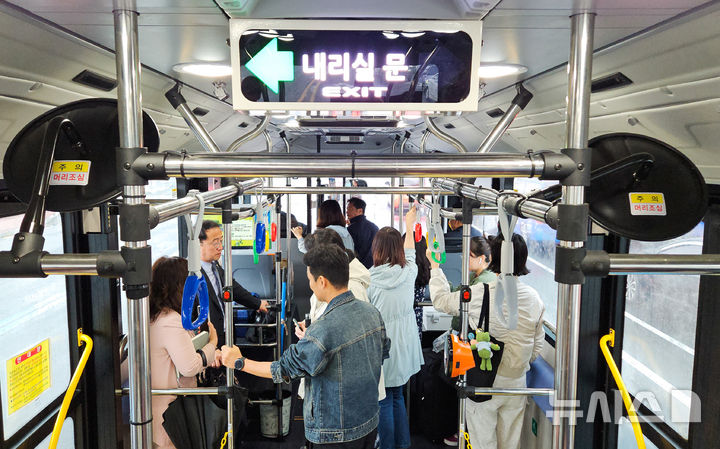 [제주=뉴시스] 우장호 기자 = 국내 최초로 '섬식정류장'을 도입한 제주에서 9일 오전 '제주형 간선급행버스체계(BRT) 고급화 사업'의 서광로 구간이 첫 개통했다.섬식정류장 체제로 운영되는 구간은 광양사거리에서 신제주입구 교차로까지 이어지는 서광로 3.1㎞ 구간이다. 사진은 이날 오전 서광로 구간을 오가는 양문형버스 실내 모습. 2025.05.09. woo1223@newsis.com