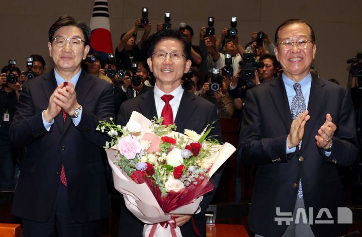 [서울=뉴시스] 조성봉 기자= 김문수 국민의힘 대선후보가 9일 서울 여의도 국회에서 열린 의원총회에서 권영세 비상대책위원장과 권성동 원내대표에게 꽃다발을 받고 기념촬영을 하고 있다. 2025.05.09. suncho21@newsis.com