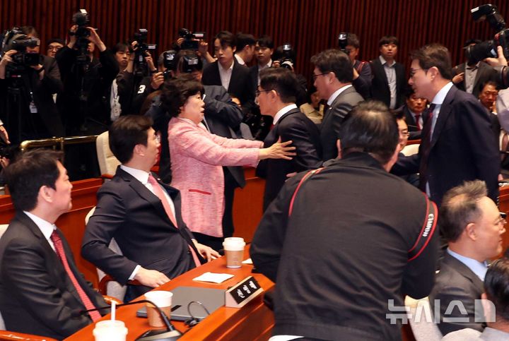 [서울=뉴시스] 조성봉 기자= 김문수 국민의힘 대선후보가 9일 서울 여의도 국회에서 열린 의원총회에서 나가려고 하자 조배숙(왼쪽) 의원이 손으로 가로막고 있다. 2025.05.09. suncho21@newsis.com