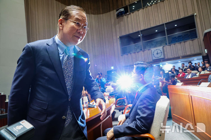 [서울=뉴시스] 권창회 기자 = 권영세 국민의힘 비상대책위원장이 9일 오전 서울 여의도 국회에서 열린 의원총회에서 발언을 마치고  김문수 국민의힘 대선 후보 옆을 지나가고 있다. 2025.05.09. kch0523@newsis.com