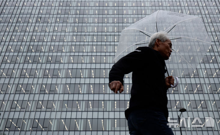 [서울=뉴시스] 김명년 기자 = 비가 내린 9일 오전 서울 광화문 광장에서 우산을 쓴 시민이 발걸음을 재촉하고 있다. 2025.05.09. kmn@newsis.com