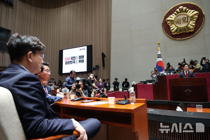 [서울=뉴시스] 권창회 기자 = 김문수 국민의힘 대선 후보가 9일 오전 서울 여의도 국회에서 열린 의원총회에서 발언을 하고 있다. 권성동 권내대표가 발언을 경청하고 있다. 2025.05.09. kch0523@newsis.com
