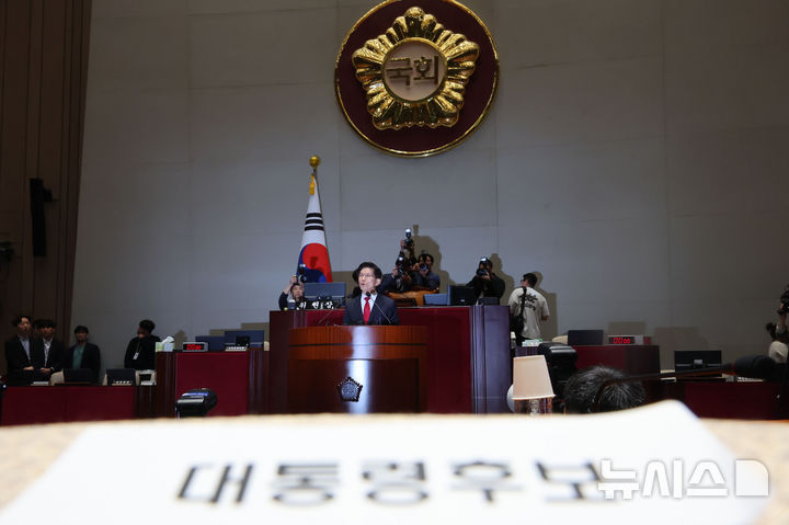 [서울=뉴시스] 권창회 기자 = 김문수 국민의힘 대선 후보가 9일 오전 서울 여의도 국회에서 열린 의원총회에서 발언을 하고 있다. 2025.05.09. kch0523@newsis.com