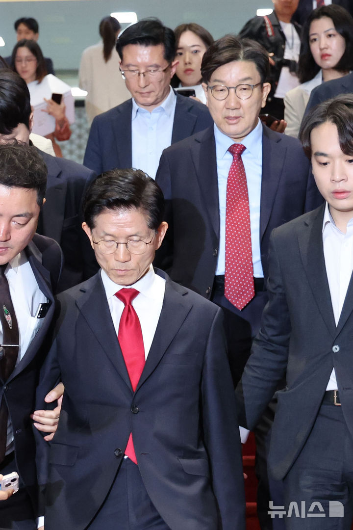 [서울=뉴시스] 권창회 기자 = 김문수 국민의힘 대선 후보가 9일 오전 서울 여의도 국회에서 열린 의원총회에서 퇴장한 뒤 차량으로 향하고 있다. 2025.05.09. kch0523@newsis.com