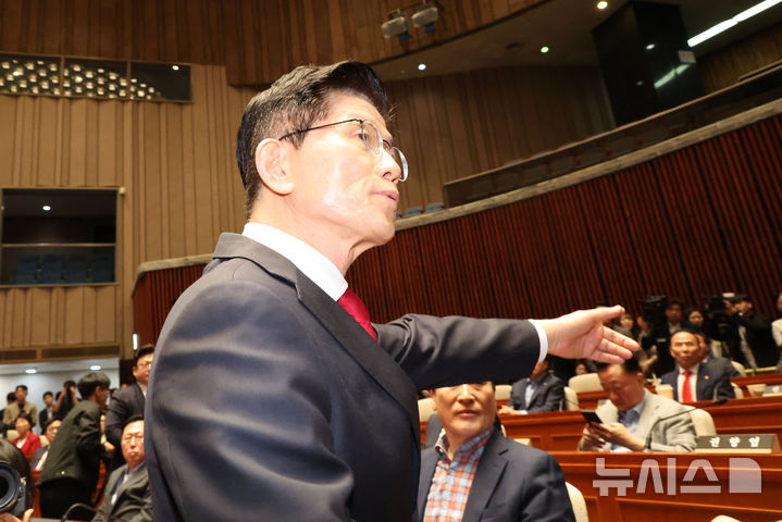 [서울=뉴시스] 권창회 기자 = 김문수 국민의힘 대선 후보가 9일 오전 서울 여의도 국회에서 열린 의원총회에서 권영세 비상대책위원장의 발언을 마치고 의총장을 나서고 있다. 2025.05.09. kch0523@newsis.com
