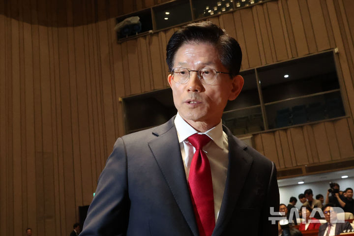 [서울=뉴시스] 권창회 기자 = 김문수 국민의힘 대선 후보가 9일 오전 서울 여의도 국회에서 열린 의원총회에서 밖으로 나서고 있다. 2025.05.09. kch0523@newsis.com