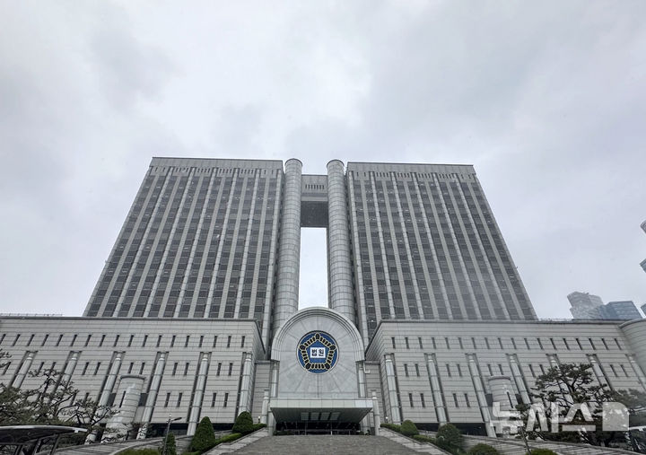 [서울=뉴시스] 전병훈 기자 =전국 법관 대표들이 26일 이재명 더불어민주당 대선 후보의 공직선거법 사건 상고심 선고 이후 정치권의 사법부 압박 대응 방안을 논의한다. 사진은 서울 서초구 서울중앙지방법원 모습. 2025.05.09. idaho@newsis.com