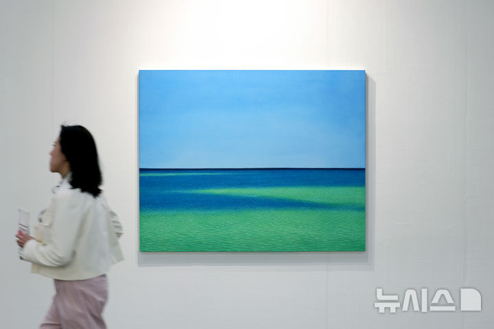 [부산=뉴시스] 박진희 기자 = '아트부산 2025'가 열린 9일 부산 해운대구 벡스코 전시장을 찾은 관람객들이 갤러리현대 김보희 신작을 둘러보고 있다. 2025.05.09. pak7130@newsis.com