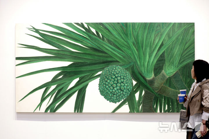 [부산=뉴시스] 박진희 기자 = '아트부산 2025'가 열린 9일 부산 해운대구 벡스코 전시장을 찾은 관람객들이 갤러리현대 김보희 신작을 둘러보고 있다. 2025.05.09. pak7130@newsis.com