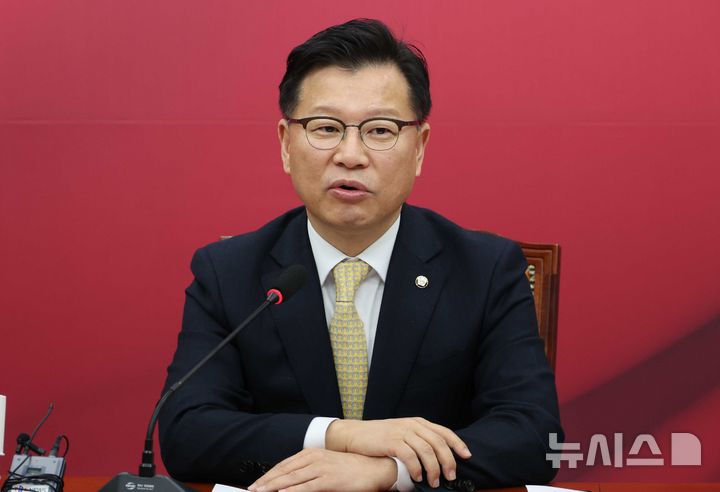 [서울=뉴시스] 조성봉 기자 = 이양수 국민의힘 사무총장이 9일 오후 서울 여의도 국회에서 열린 '후보 단일화 논란' 관련 기자간담회에서 취재진의 질문에 답변하고 있다. 2025.05.09. suncho21@newsis.com