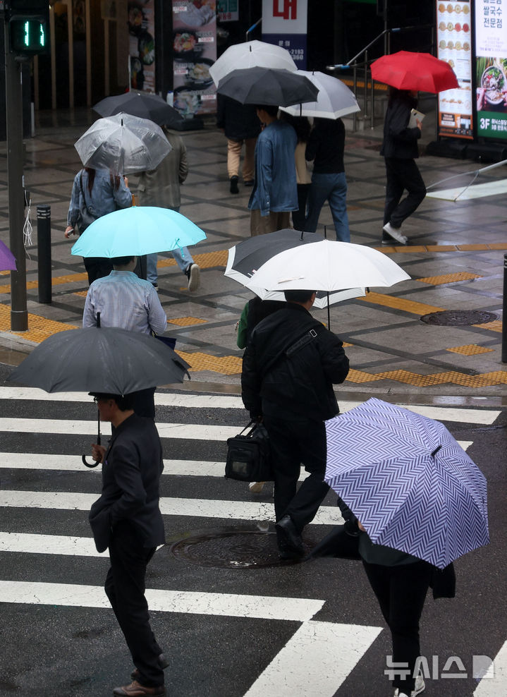 [서울=뉴시스] 김선웅 기자 = 전국에 비가 내린 9일 서울시청 인근에서 우산을 쓴 시민들이 길을 걷고 있다. 2025.05.09. mangusta@newsis.com