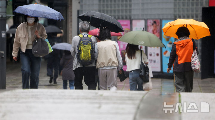 [서울=뉴시스] 김선웅 기자 = 전국에 비가 내린 9일 서울 청계천 인근에서 우산을 쓴 시민들이 길을 걷고 있다. 2025.05.09. mangusta@newsis.com