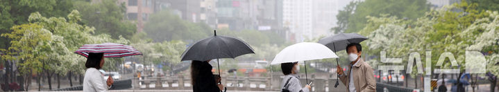 [서울=뉴시스] 김선웅 기자 = 전국에 비가 내린 9일 서울 청계천 인근에서 우산을 쓴 시민들이 길을 걷고 있다. 2025.05.09. mangusta@newsis.com