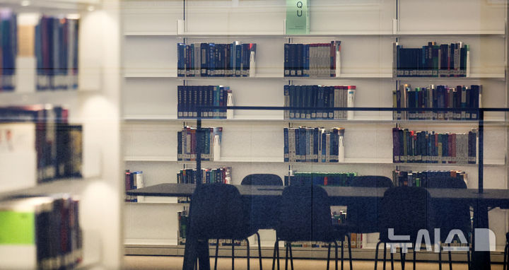 [서울=뉴시스] 김선웅 기자 = 서울 소재 의과대학 의학도서관의 모습. 2025.05.09. mangusta@newsis.com