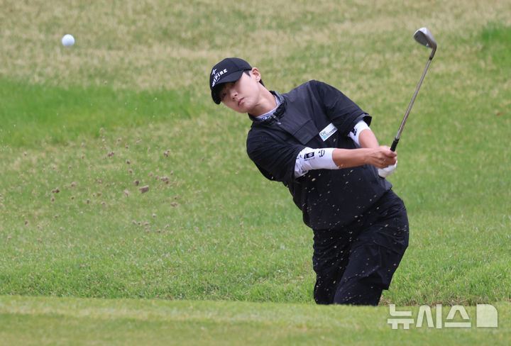 [고양=뉴시스] 전진환 기자 = 아람코 코리아 챔피언십 1라운드 경기가 열린 9일 경기도 고양시 뉴코리아 컨트리클럽 3번홀에서 박성현이 벙커샷을 하고 있다. 2025.05.09.&nbsp; amin2@newsis.com