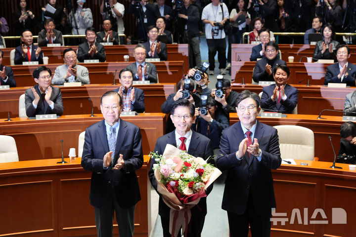 [서울=뉴시스] 권창회 기자 = 김문수 국민의힘 대선 후보가 9일 오전 서울 여의도 국회에서 열린 의원총회에서 권영세 비상대책위원장과 권성동 원내대표에게 꽃다발을 받고 기념촬영을 하고 있다. 2025.05.09. kch0523@newsis.com
