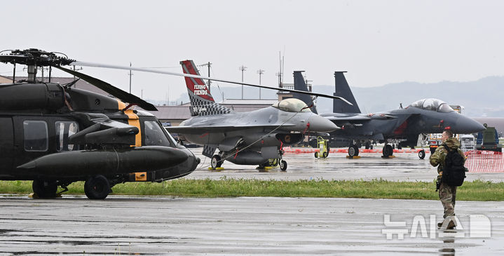 [평택=뉴시스] 김종택 기자 = 2025 오산 에어파워데이 미디어데이 행사가 열린 9일 경기 평택시 주한미군 오산공군기지에 미군 F-16 전투기 등 다양한 군용 항공기가 전시돼 있다. 2025.05.09. jtk@newsis.com (사진은 기사 내용과 관련 없음)