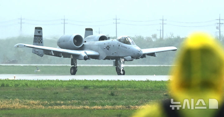 [평택=뉴시스] 김종택 기자 = 2025 오산 에어파워데이 미디어데이 행사가 열린 9일 경기 평택시 주한미군 오산공군기지에서 A-10 썬더볼트 공격기가 이동하고 있다. 2025.05.09. jtk@newsis.com