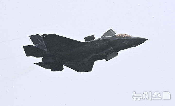 [평택=뉴시스] 김종택 기자 = 미국 국방부가 130조원대 내년도 국방예산에서 F-15 전투기는 덜 구매하고, 드론 구매는 늘리기로 했다. 사진은 지난달 9일 경기 평택시 주한미군 오산공군기지 상공에서 미군&nbsp; F-35B 전투기가 시범 비행을 하는 모습. 2025.06.27. jtk@newsis.com