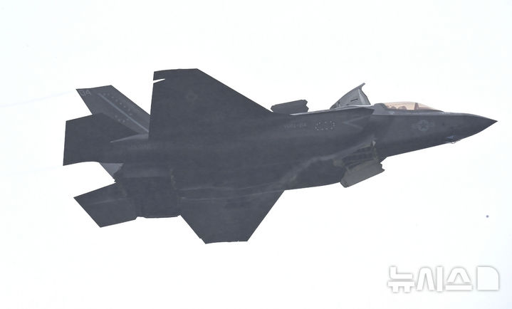 [평택=뉴시스] 미국 공군에서 24년 복무한 전직 조종사가 중국군 조종사를 훈련시킨 혐의로 체포됐다. 사진은 지난해 5월9일 경기 평택시 주한미군 오산공군기지 상공에서 시범비행을 하는 미군 F-35B 전투기(기사 내용과는 무관). 2026.02.26.