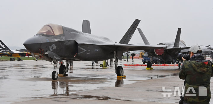 [서울=뉴시스] 미군의 5세대 스텔스 전투기인 F-35가 이란의 사격으로 보이는 공격에 피격당한 뒤 미군 공군기지에 비상 착륙했다고 CNN방송이 소식통들을 인용해 19일(현지 시간) 보도했다. 사진은 2025 오산 에어파워데이 미디어데이 행사가 열린 지난해 5월 9일 경기 평택시 주한미군 오산공군기지에 F-35B가 전시돼 있는 모습. 2026.03.20.