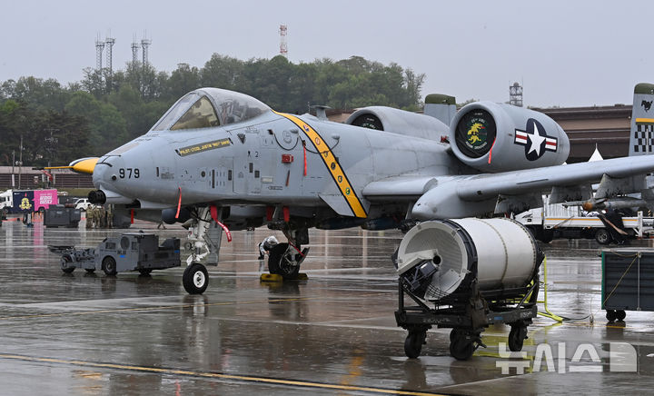 [평택=뉴시스] 김종택 기자 = 2025 오산 에어파워데이 미디어데이 행사가 열린 9일 경기 평택시 주한미군 오산공군기지에 A-10 썬더볼트 공격기가 전시돼 있다. 2025.05.09. jtk@newsis.com