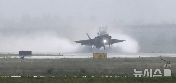 [평택=뉴시스] 김종택 기자 = 2025 오산 에어파워데이 미디어데이 행사가 열린 9일 경기 평택시 주한미군 오산공군기지에서 미군 F-35B 전투기가 물보라를 일으키며 이륙하고 있다. 2025.05.09. jtk@newsis.com