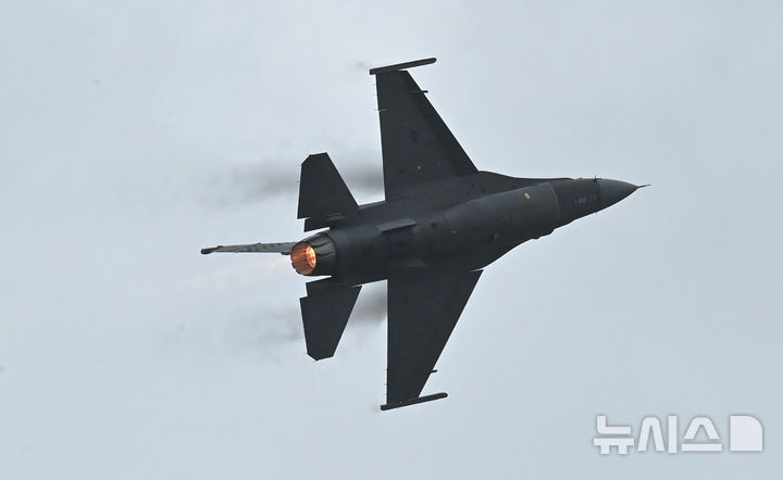 공군 F-16 전투기, 영주서 야간 비행훈련 중 추락…조종사 비상탈출(1보)